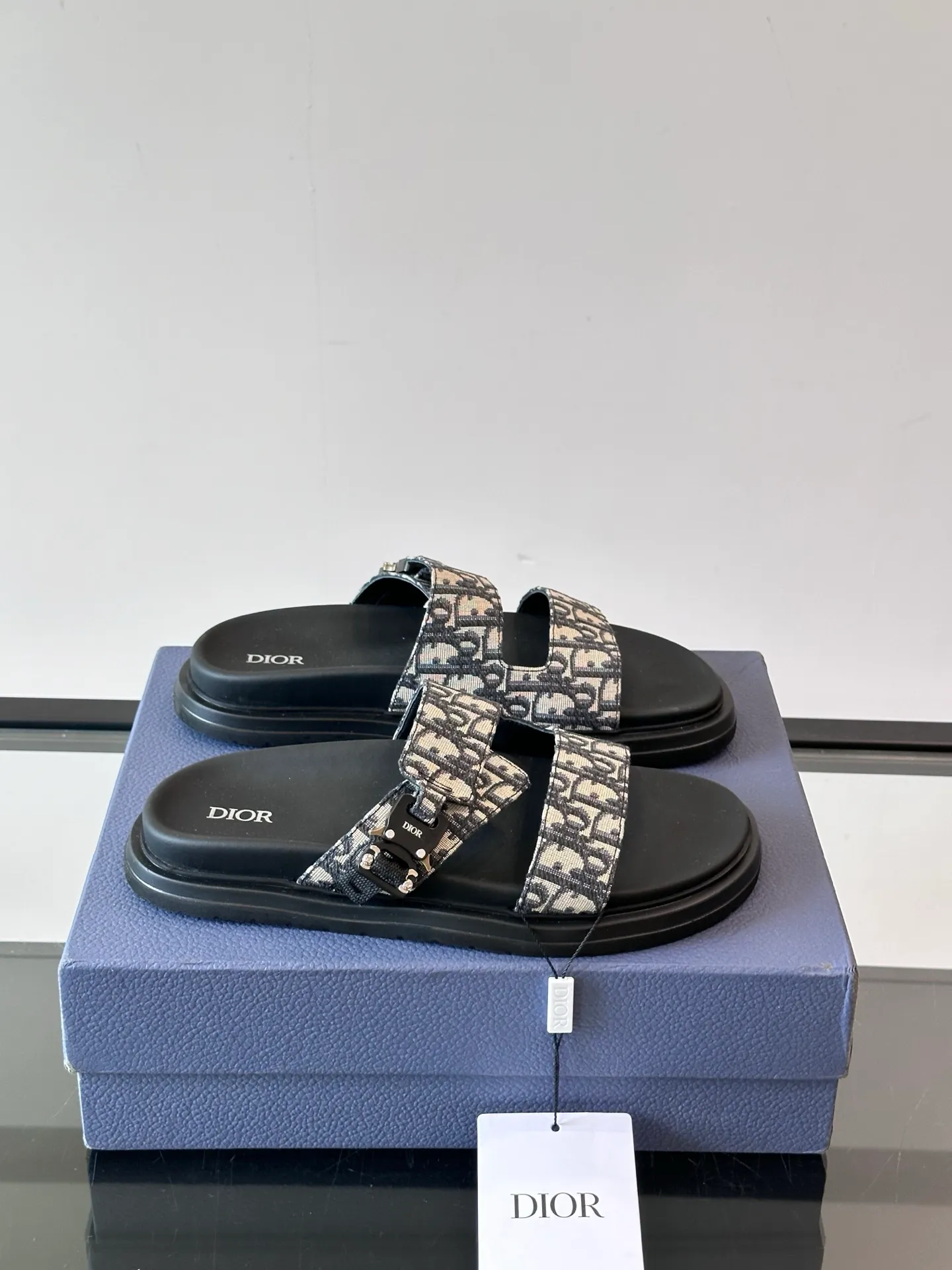Factory price: 300💰Dior Aqua men's sandals and slippers. Showcasing Dior haute couture design. The Dior gray suede strap is accented with an aluminum Dior buckle for added style. Paired with a comfortable tonal notch sole, they pair easily with shorts or jeans for a sophisticated look. Main body: suede cow leather, technical fabric lining: cow leather, with adjustable straps, aluminum Dior buckle, Dior gray EVA insole, tonal notch rubber outsole splicing structure👌👌 size: 38-44 (45.46 customized)